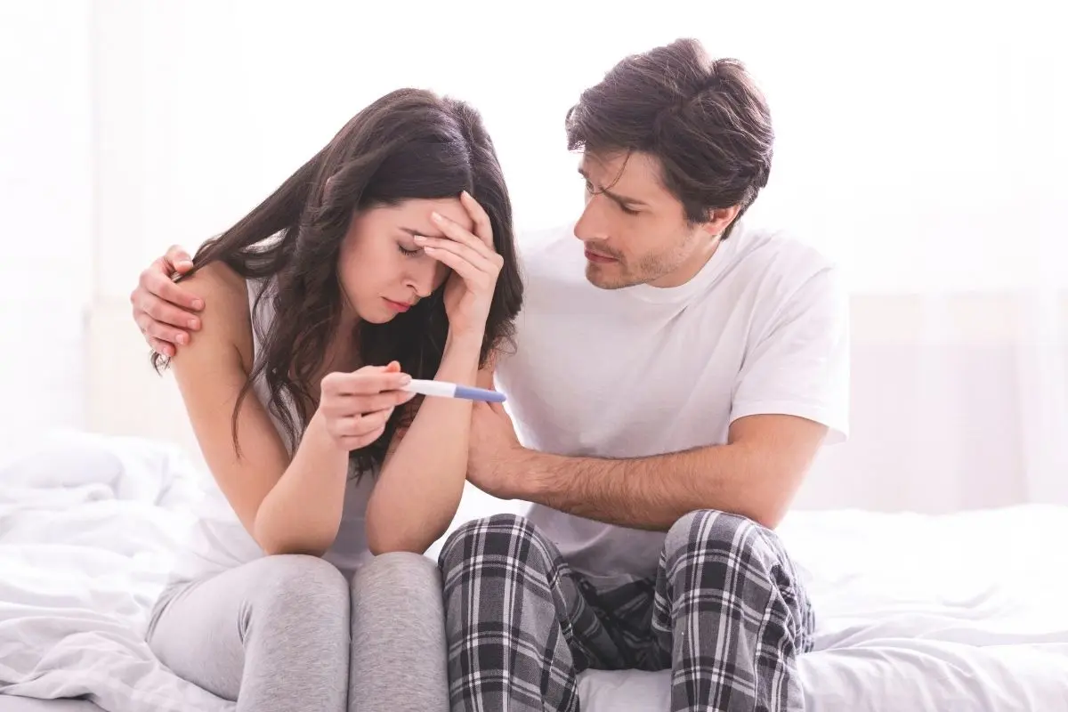 Hamilelik sonlandırma hakkında bilgilendirme yapan kadın hastalıkları ve doğum uzmanı.