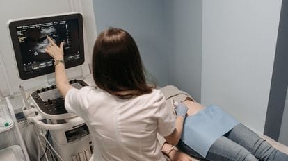 Kadın hastalıkları uzmanı tarafından yüksek çözünürlüklü tıbbi görüntüleme teknolojisiyle yapılan modern jinekolojik muayene